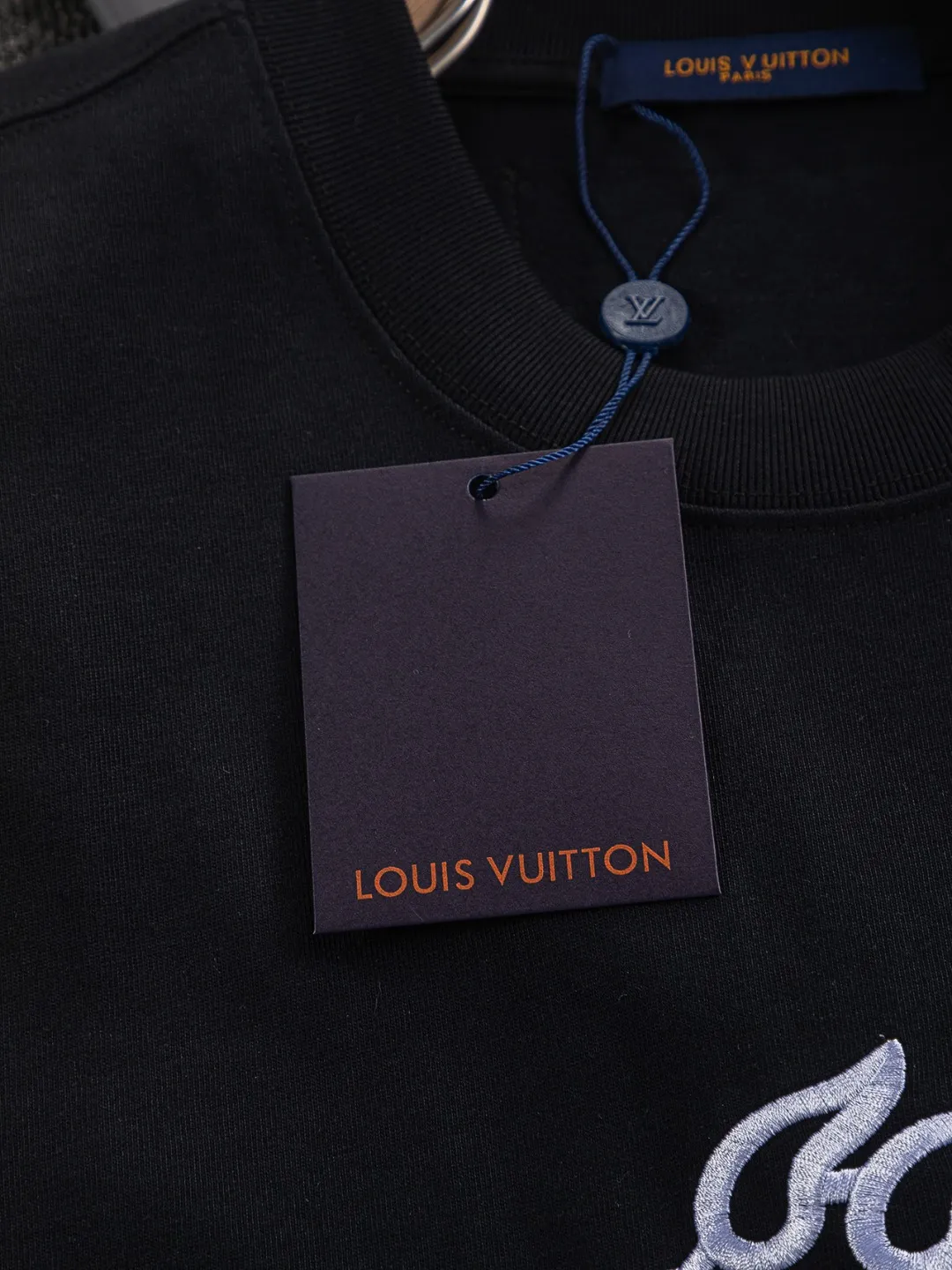 🅿️210 Louis Vuitton 1V micro wide version S-XL 25SS LV new product counter catwalk style with flying dinosaur letters on the chest🪡 embroidered logo, same style for men and women! Short-sleeves are not the same as the general public, but must be unique and eye-catching. This LV short-sleeves is all about quality, comfort, consistent style, fashion, including fabrics and cutting techniques, all of which have been made with great effort! 320 grams of washed pure cotton fabric, pure cotton is breathable, very refreshing and comfortable for daily wear. The rib knitting on the neckline is smooth and tight, and the neckline will not be skewed if you toss it at will. The loose version, you will find that it looks really good on the upper body. The overall is minimalist and neat, super versatile for daily use! Pair it casually with a pair of pants for a youthful look. A T-shirt will make your outfit crazy. It is a fashionable item that can never go wrong! Color: Black White Size: S-XL Size chart: S: Shoulder width 50-Bust 54-Length 70 M: Shoulder width 52-Bust 56.5-Length 72 L: Shoulder width 54-Bust 59-Length 74 XL: Shoulder width 56-Bust 61.5-Length 76